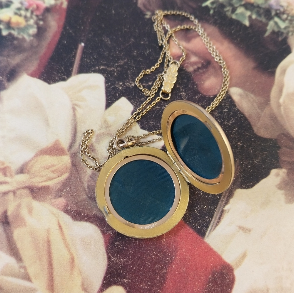 Antique Gold Planted Pendant Necklace - Picture 9 of 16